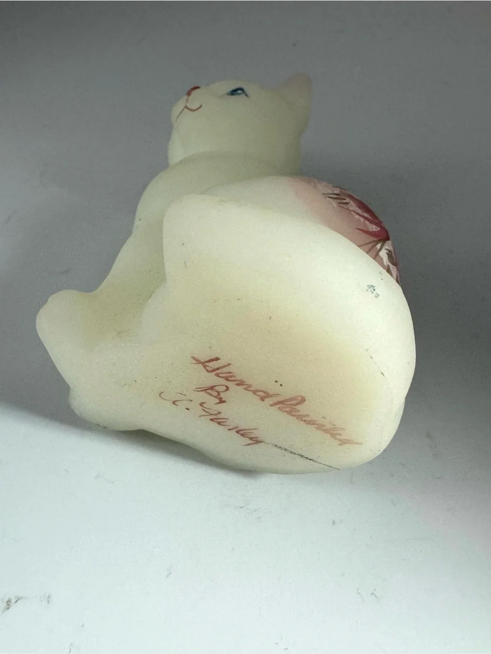 Fenton Victorian Rose Sitting Cat